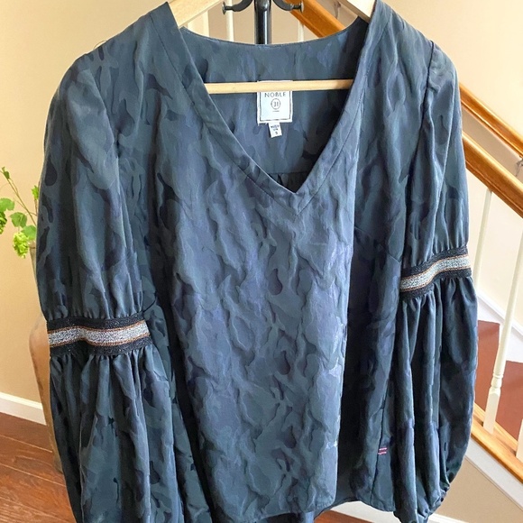 Noble 31 V-Neck Puff Sleeve Blouse Snake Camo Print Size S - Picture 3 of 16